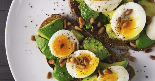 Quinoa salad with chickpeas and avocado